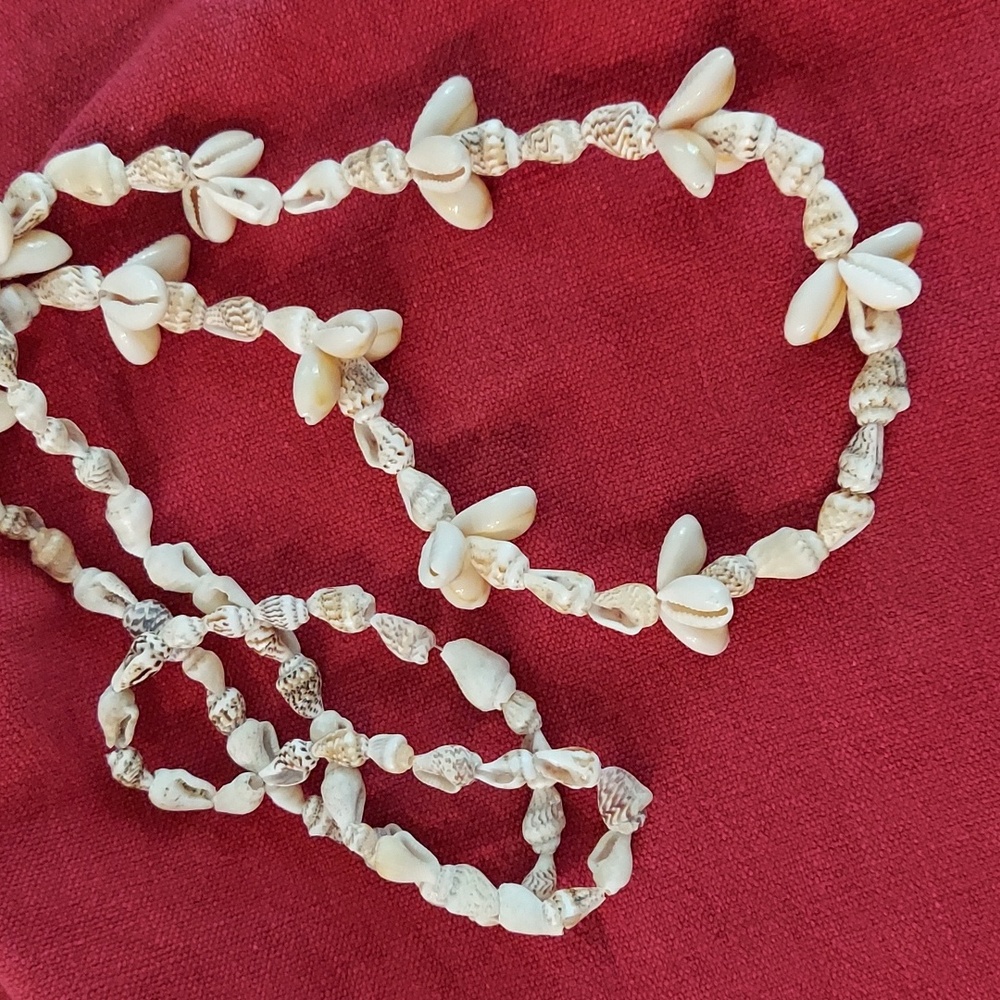 Hawaiian Shell Necklace - Hibiscus Lei Design - about 34 inches